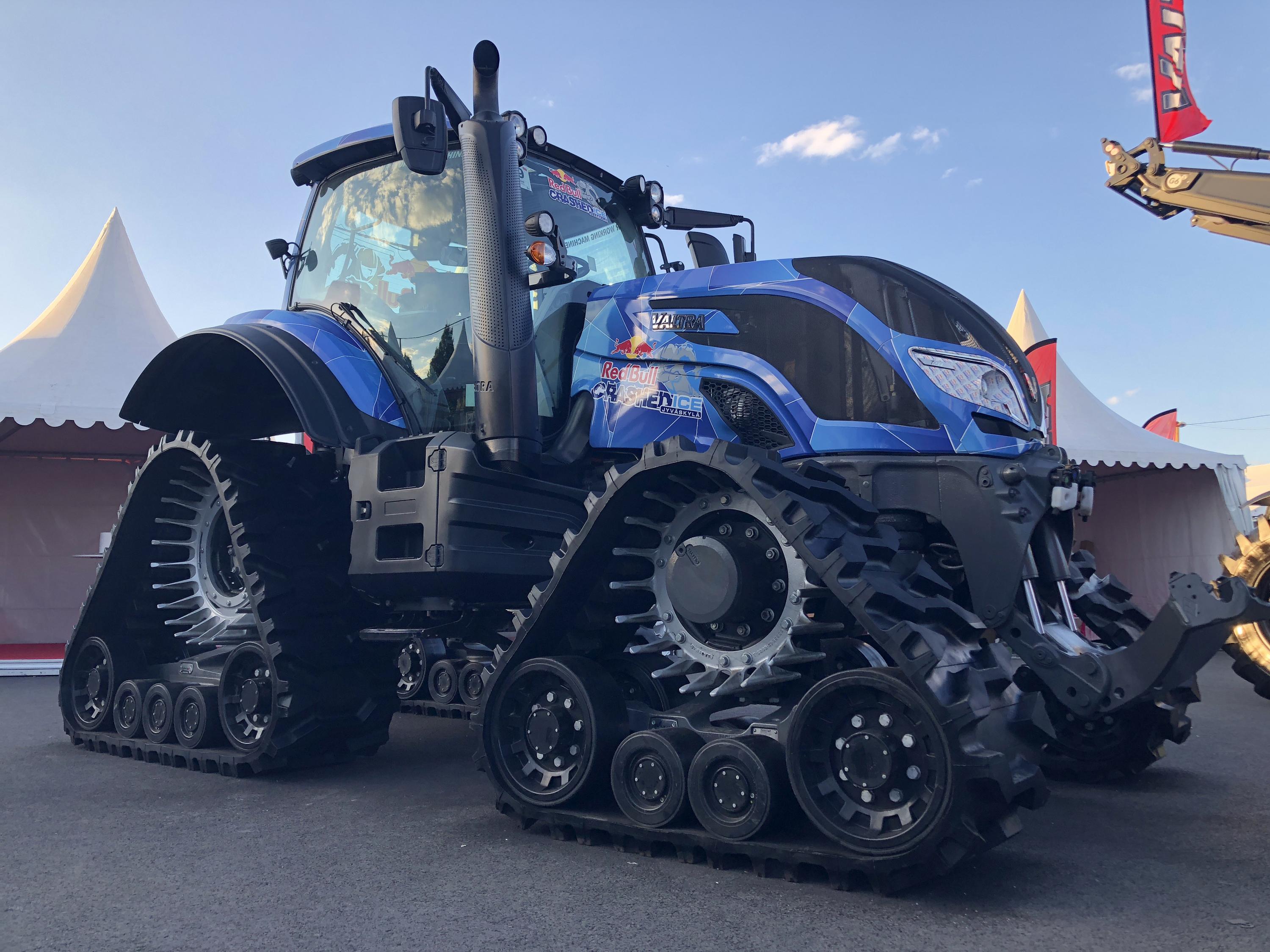 Valtra T234 tracteur RedBull Crashed Ice à chenilles